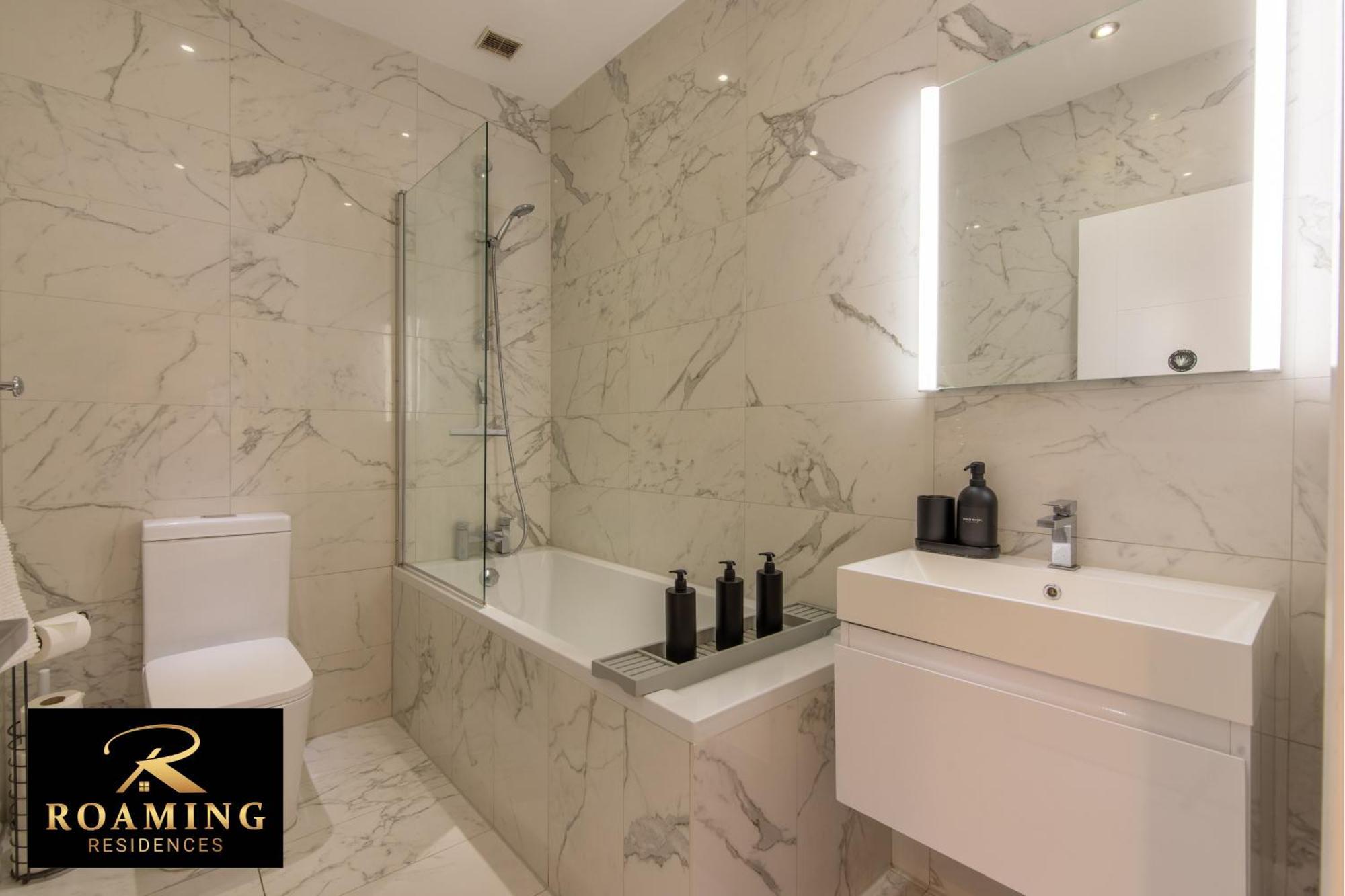 Apartment Sleeps 6 - - Free Secure Parking - 2 Bath Reading