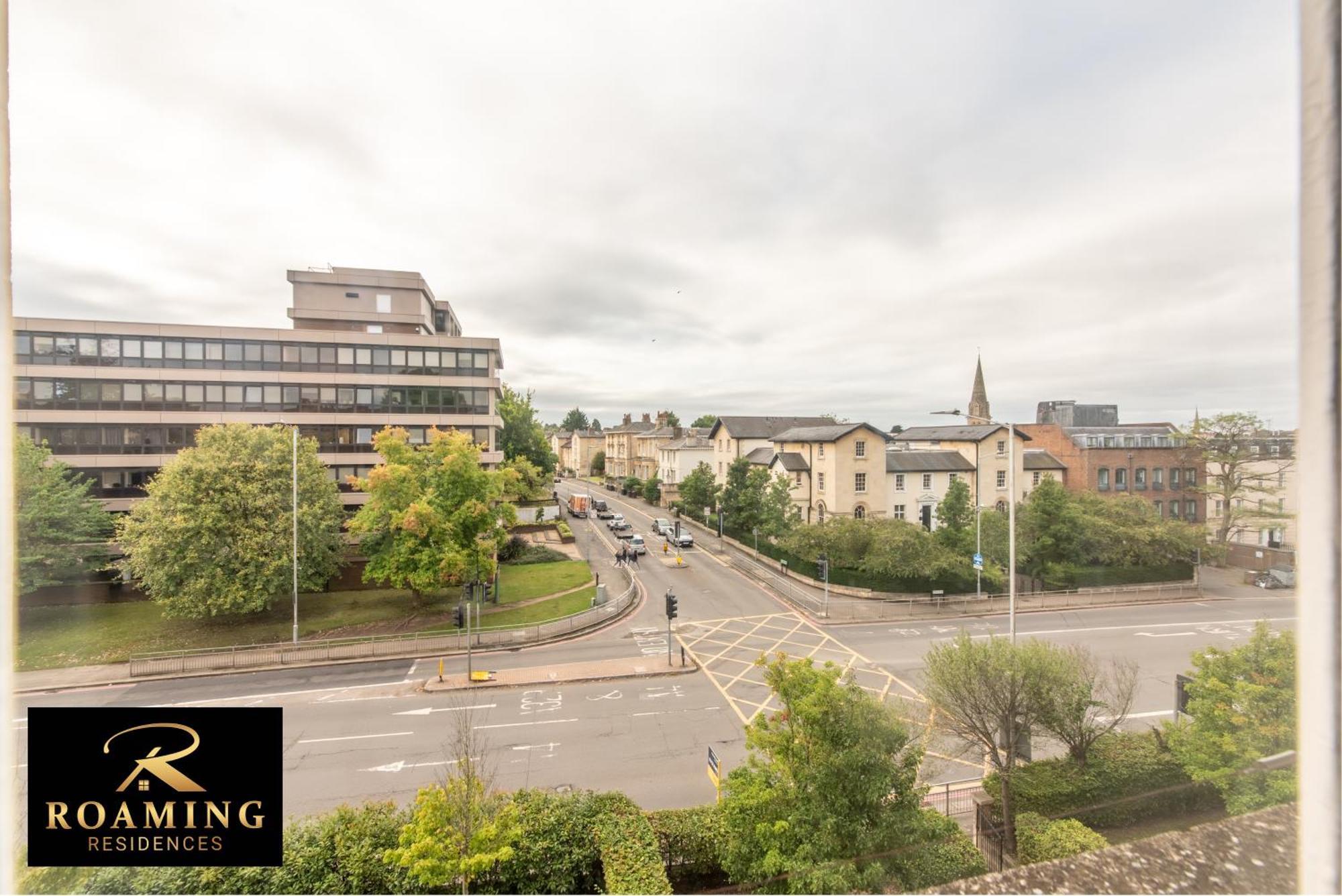 Sleeps 6 - - Free Secure Parking - 2 Bath Reading