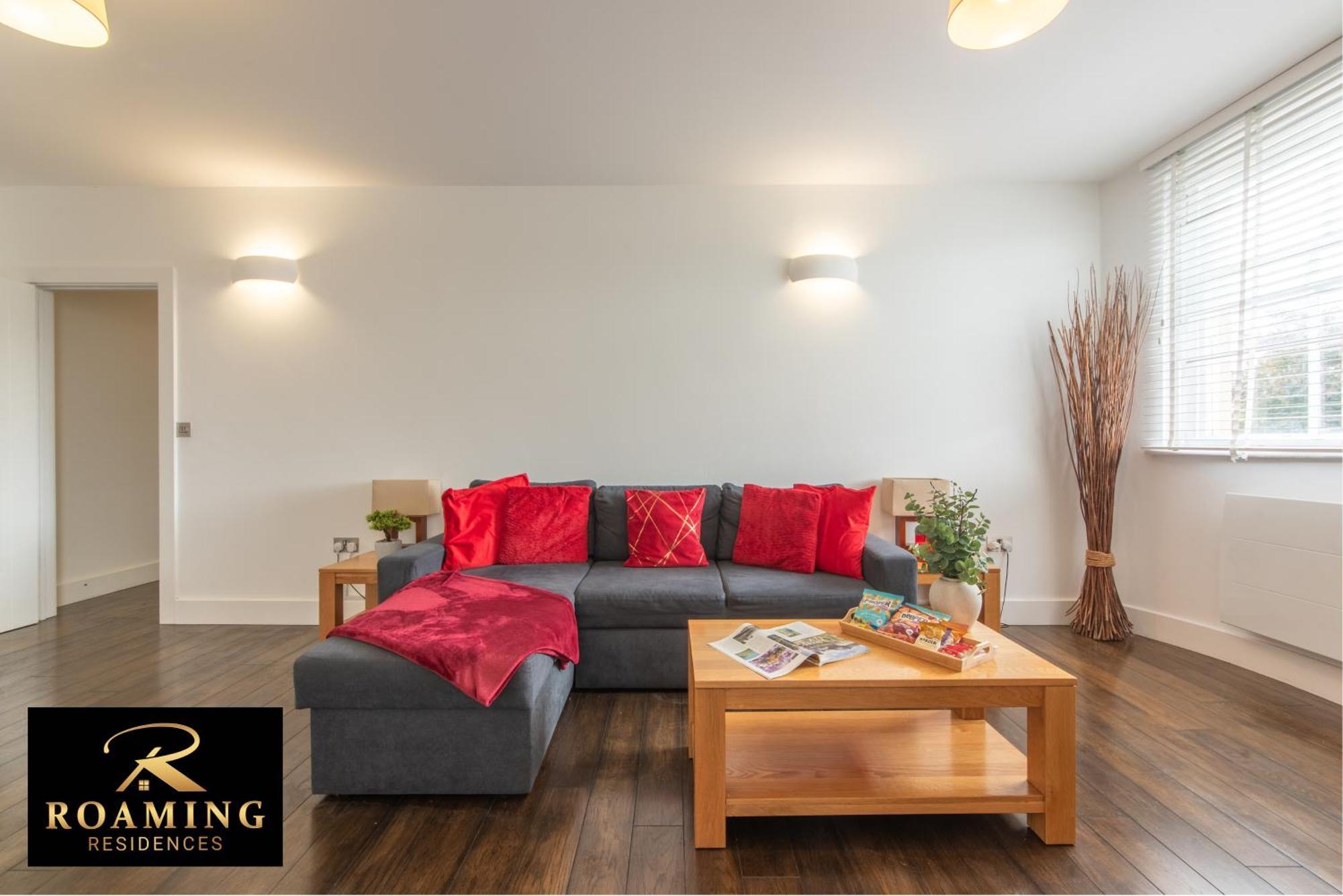 Sleeps 6 - - Free Secure Parking - 2 Bath Apartment *