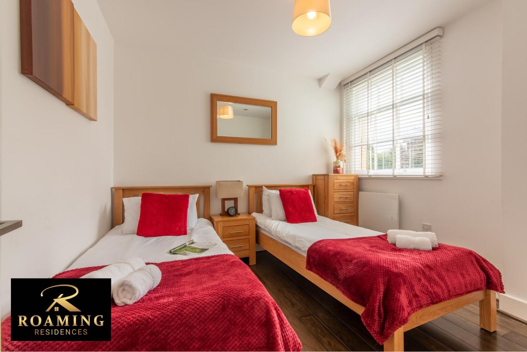 Sleeps 6 - - Free Secure Parking - 2 Bath *