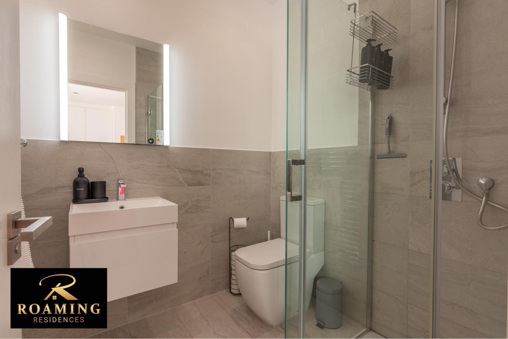 Sleeps 6 - - Free Secure Parking - 2 Bath * Reading